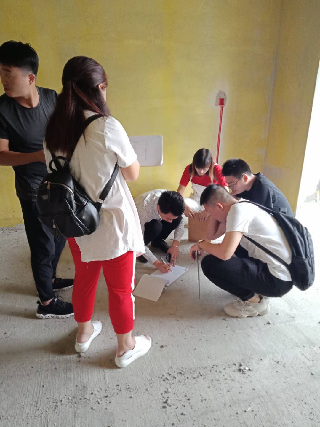 致远培训学员实践量房中。。。